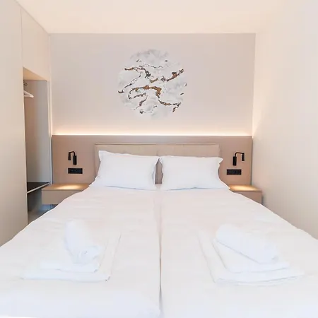 Luxury By Belmont Realty 公寓