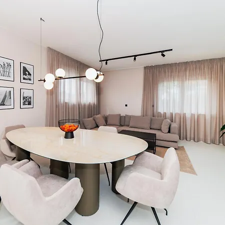 Luxury By Belmont Realty 扎顿