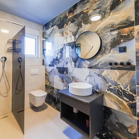 Luxury By Belmont Realty 公寓