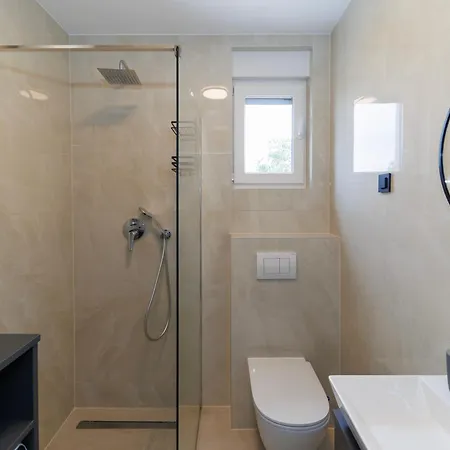 Luxury By Belmont Realty 公寓