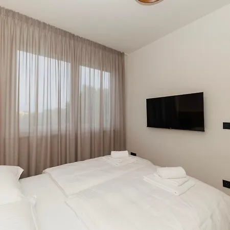 Luxury By Belmont Realty 公寓