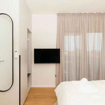 Luxury By Belmont Realty Apartmán