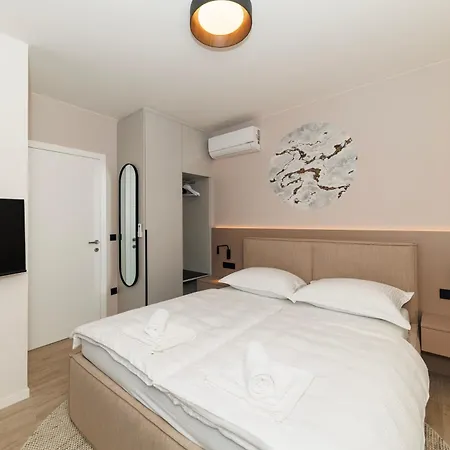 דירה Luxury By Belmont Realty