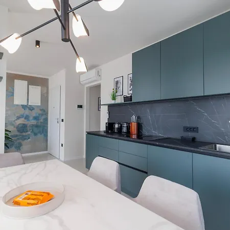 Luxury By Belmont Realty דירה