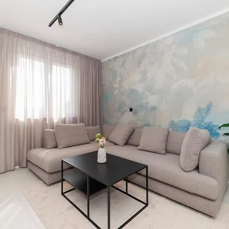 דירה Luxury By Belmont Realty