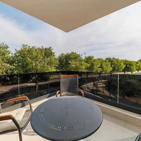 דירה Luxury By Belmont Realty