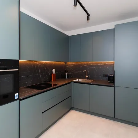 דירה Luxury By Belmont Realty